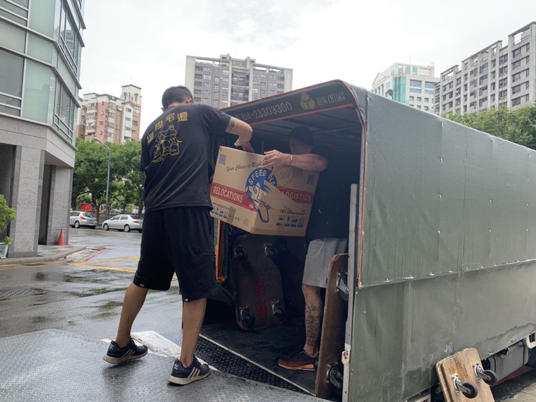 將易受潮物品搬至遮雨貨車-台中搬家