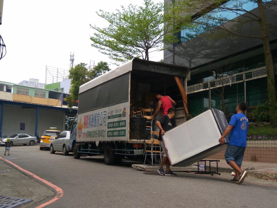 師傅們將大型物品卸貨-台中搬家